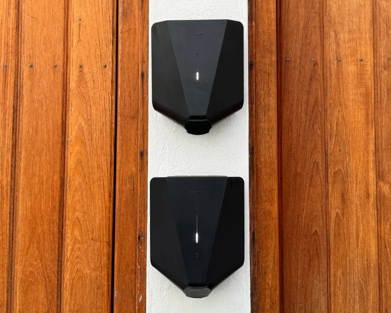 Två Easee laddboxar installerade i Järfälla – trygg och snygg elbilsladdning utförd av certifierad elektriker från Elektriker Järfälla.