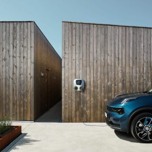 Elektriker installerar Charge Amps laddbox i Järfälla