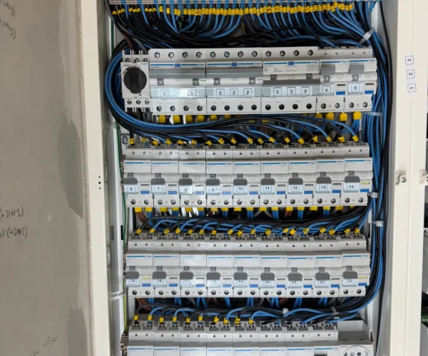 Elektriker monterar elcentral i villa i Järfälla