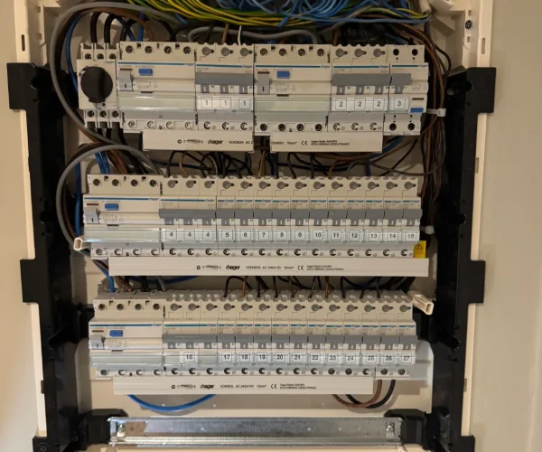 Elektriker installerar elcentral i bostad i Järfälla