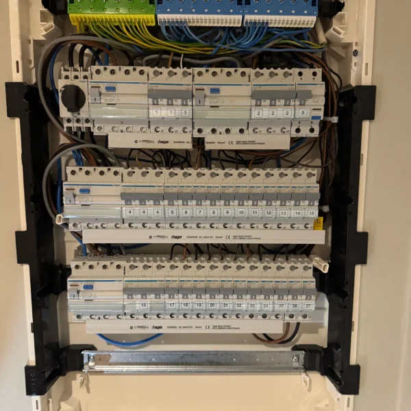 Elektriker installerar elcentral i bostad i Järfälla