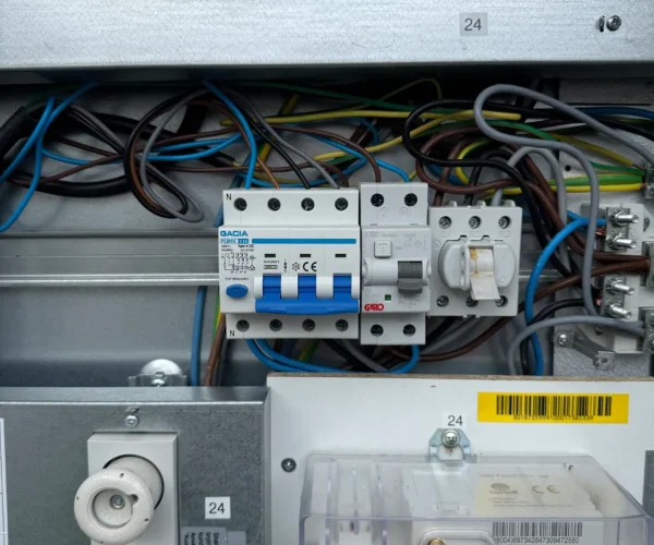 Elektriker felsöker elcentral i villa i Järfälla