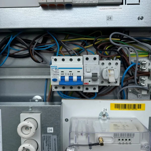 Elektriker felsöker elcentral i villa i Järfälla