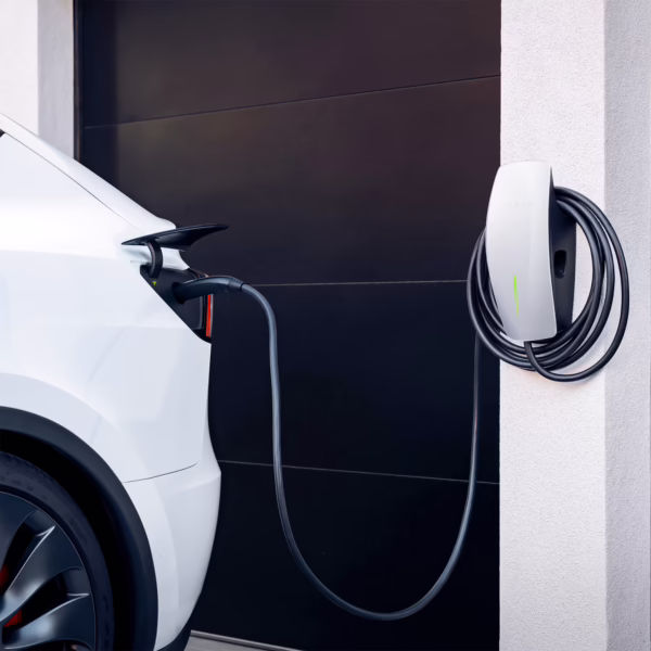 Tesla elbil laddas med Wall Charger i Järfälla