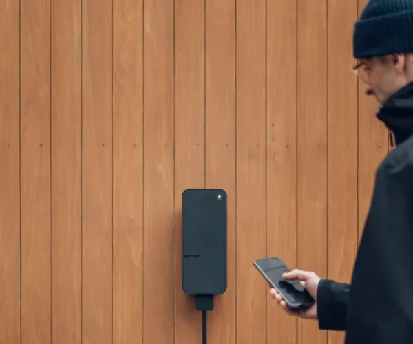 Amina S laddbox installerad på vägg i Järfälla