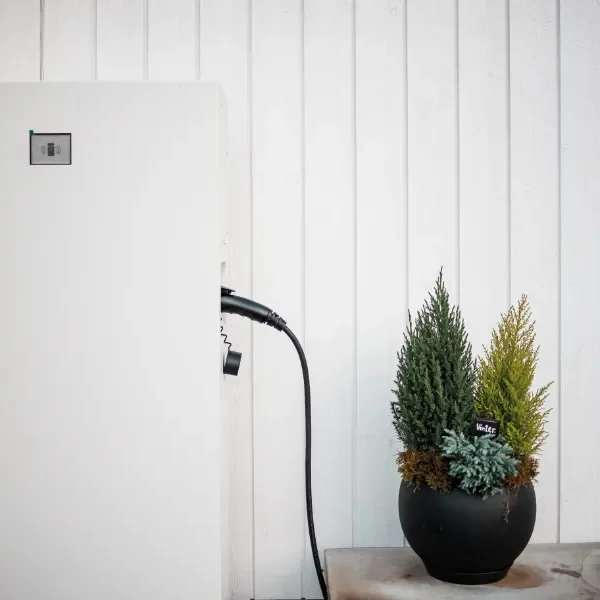 Närbild av Emaldo hembatteri installerat i Järfälla