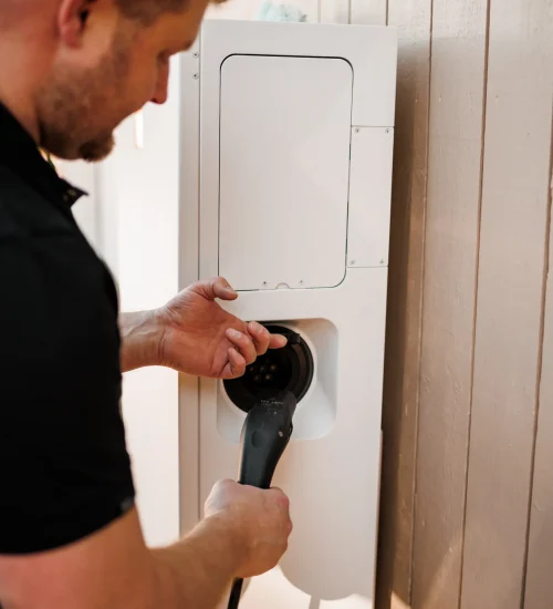 Elektriker installerar spotlights i kök i Järfälla
