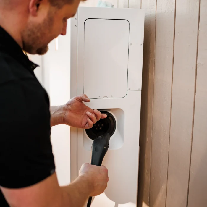 Elektriker installerar spotlights i kök i Järfälla