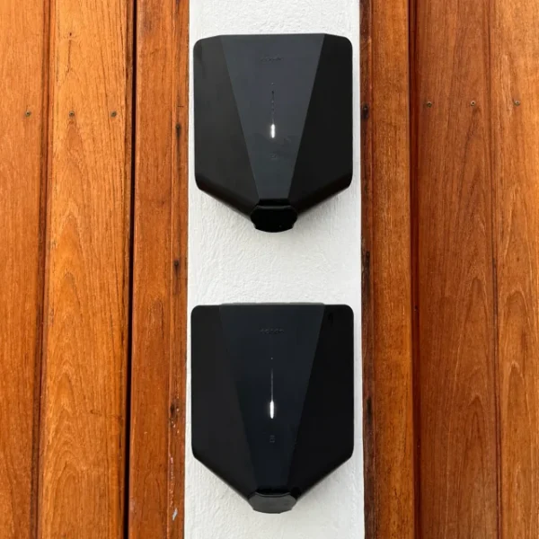 Elektriker installerar modern belysning i villa i Järfälla