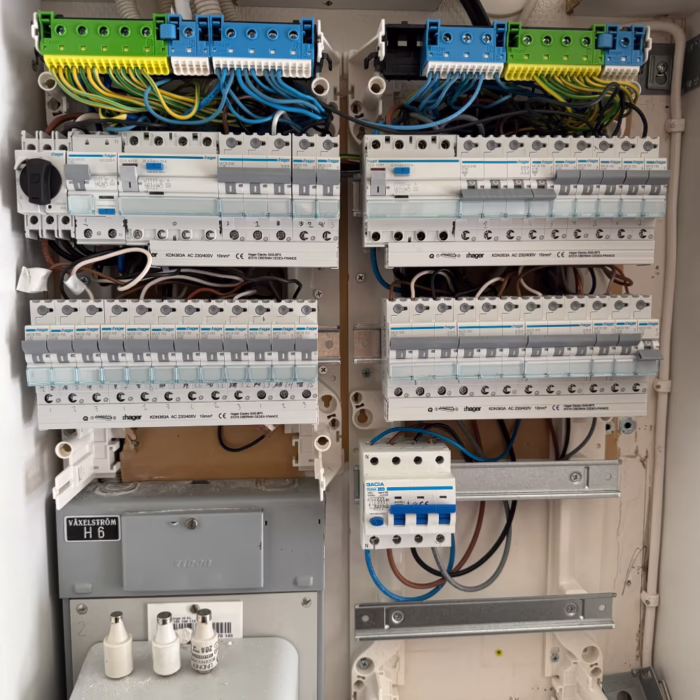 Elektriker installerar jordfelsbrytare i Järfälla