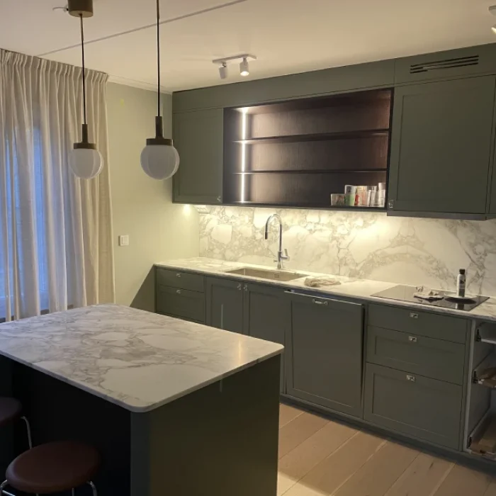 Elektriker installerar belysning vid badrumsrenovering i Järfälla