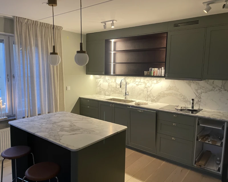 Elektriker installerar el vid köksrenovering i Järfälla