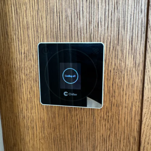 Elektriker installerar smarta hem-system i Järfälla